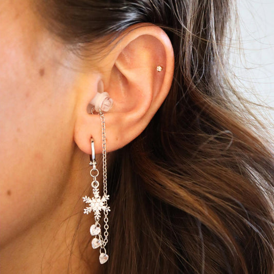 Oorbellen Voor Oordopjes (Sneeuwvlok) Zilverkleurig in oor met Muziekoortje
