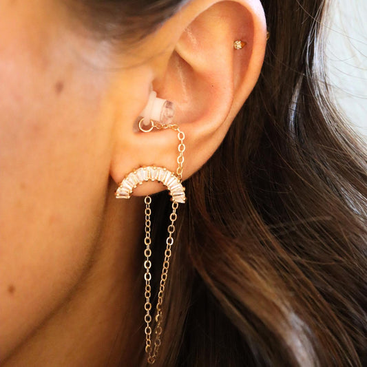 Oorbellen Voor Oordopjes (Zirkonia) Goudkleurig op model met festival oortjes