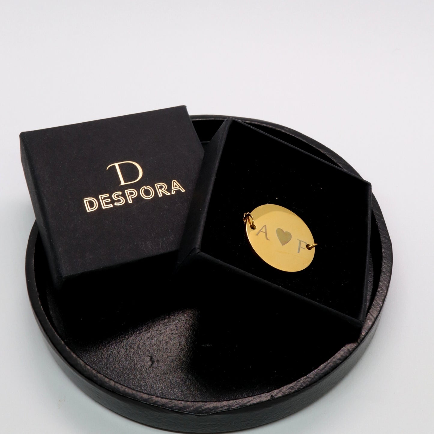 Unieke gepersonaliseerde armband met muntje Goud Sfeerbeeld Despora Doosje