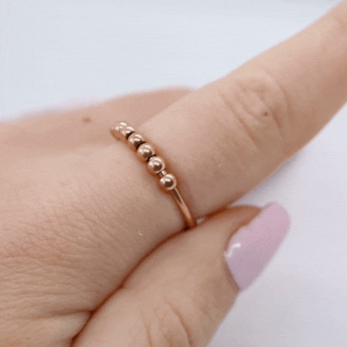 Anxiety Ring rosé goud kleurig (RVS) in beweging