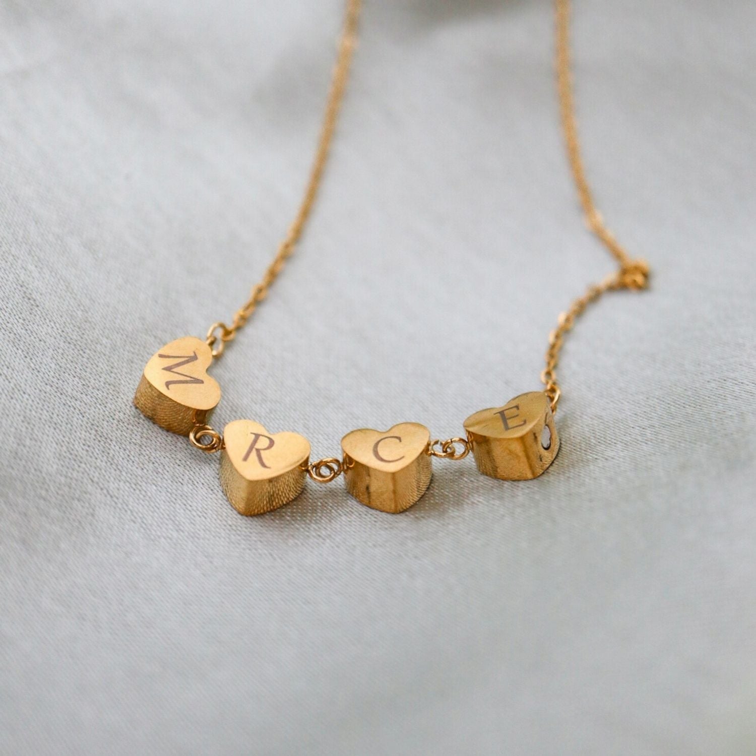 Klavertje vier ketting / hartjes ketting goud (Graveerbaar) Sfeerbeeld