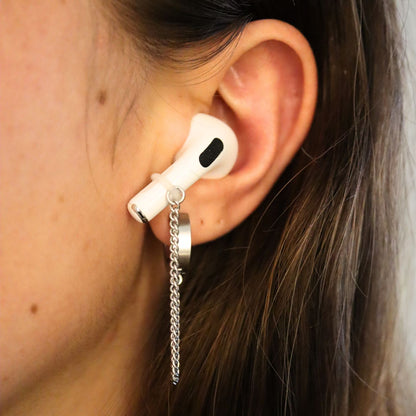 Oorbellen Voor Oordopjes Zilver RVS op model met Airpods