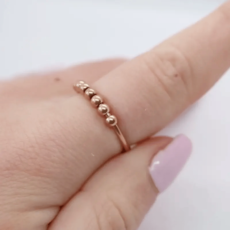 Anxiety Ring rosé goud kleurig (RVS) in beweging