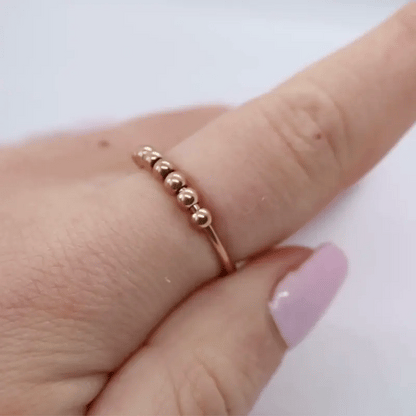 Anxiety Ring rosé goud kleurig (RVS) one size in beweging
