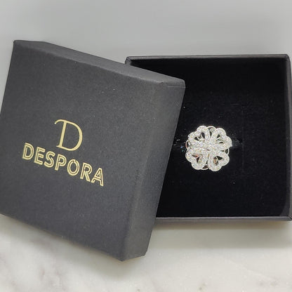 Anxiety Ring (Draairing Klavertje Vier) Zilver plated koper Sfeerbeeld in doosje Despora