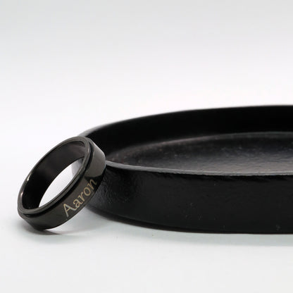 Anxiety Ring (Graveerbaar) Zwart Sfeerbeeld met gravering