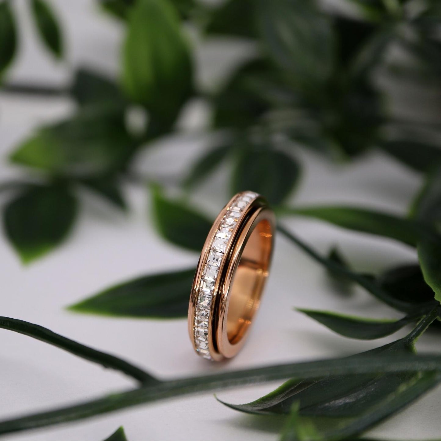 Anxiety Ring (Steentjes) Rosé goud Sfeerbeeld