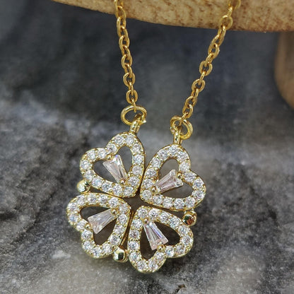 Klavertje vier ketting / hartjes ketting goud Sfeerbeeld