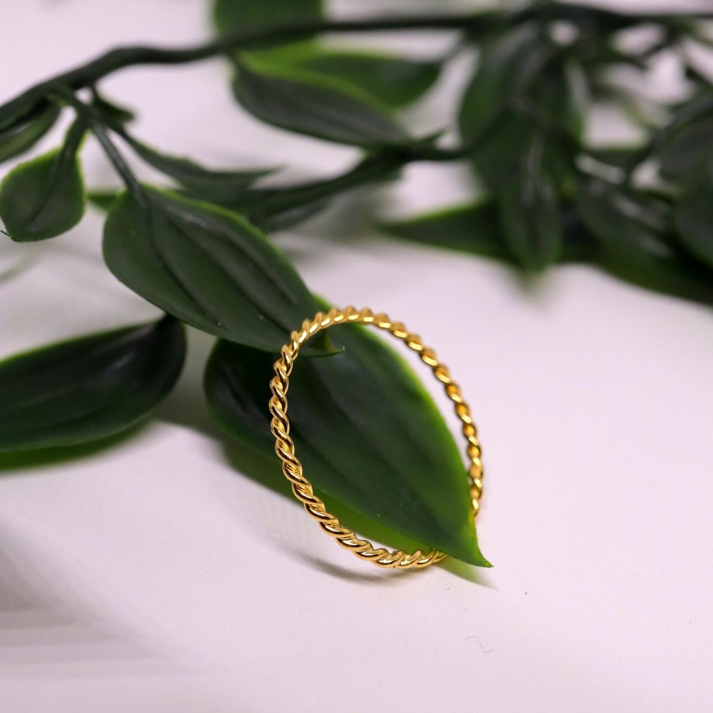 Minimalistische ring gedraaid zilver 925 Gold Plated Sfeerbeeld 