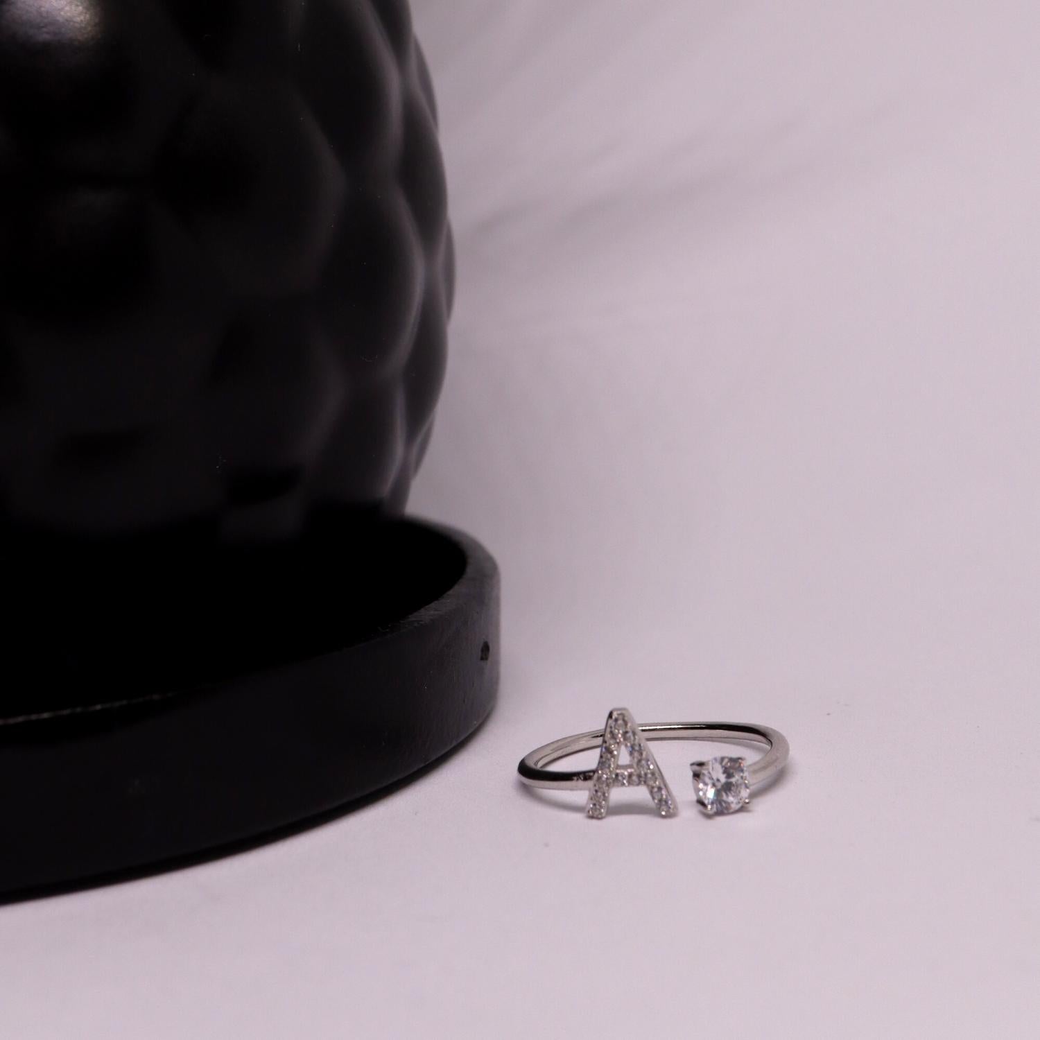 Ring met letter / initial ring zilver 925 Sfeerbeeld